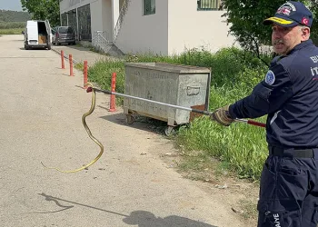 Polis arabasına giren yılanı itfaiye ekibi çıkardı