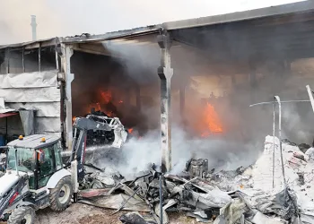 Atık yağ geri dönüşüm fabrikası alev alev yandı