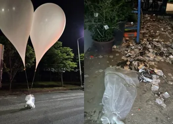 Çöp dolu balonlar gönderdi