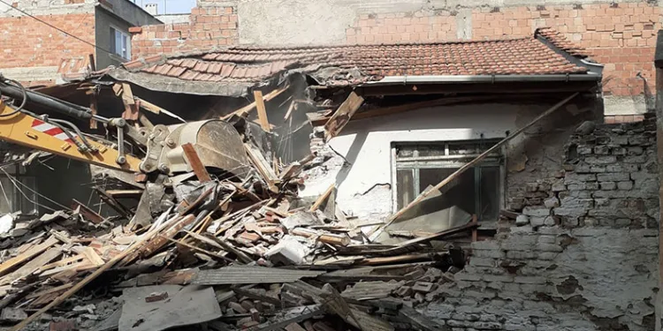 Osmangazi’de metruk bina mesaisi