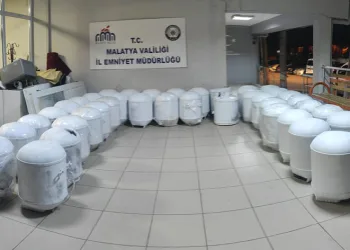 AFAD’a ait termosifonları çaldılar
