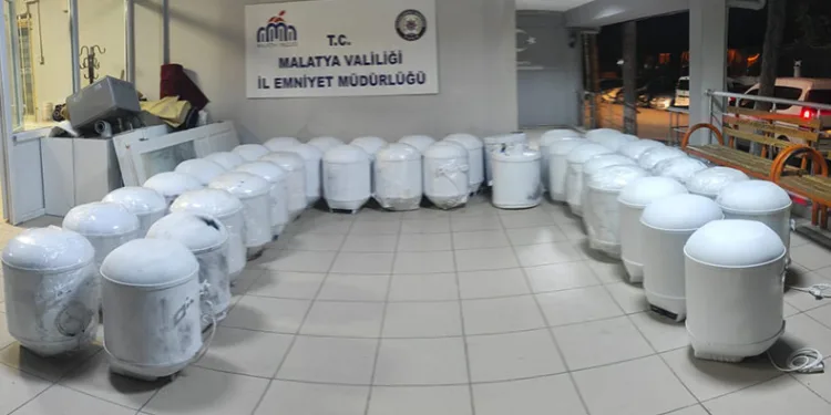 AFAD’a ait termosifonları çaldılar