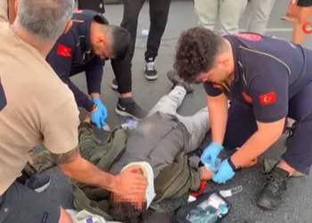 Avcılar’da refüje çarpan motosiklet sürücüsü yola savruldu