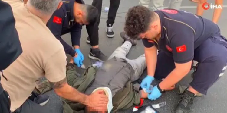 Avcılar’da refüje çarpan motosiklet sürücüsü yola savruldu