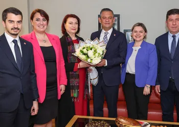 Özgür Özel UMAG Vakfı’nı ziyaret etti