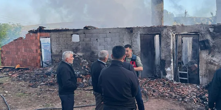 Alevlere teslim olan ev küle döndü: 2 ölü
