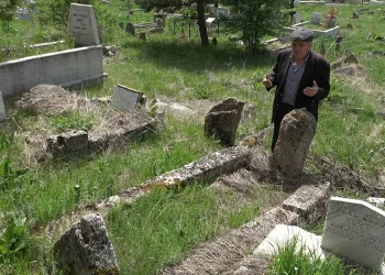 Asırlık meçhul mezar gizemini koruyor
