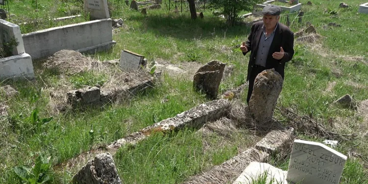Asırlık meçhul mezar gizemini koruyor