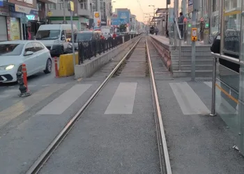 Raylara düşen çocuk tramvayın altında kaldı