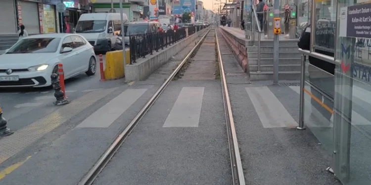 Raylara düşen çocuk tramvayın altında kaldı