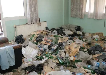 Yaşlı adamın evinden 1 kamyon çöp çıktı