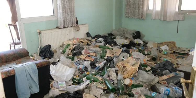 Yaşlı adamın evinden 1 kamyon çöp çıktı