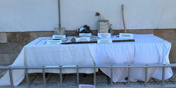 Kazdıkları çukurda yakalandılar