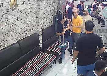 Motosikletine çarpan kazazedeyi fırçayla kovaladı