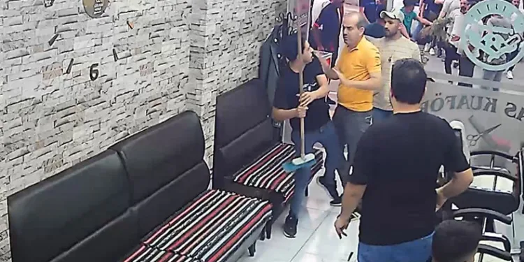 Motosikletine çarpan kazazedeyi fırçayla kovaladı
