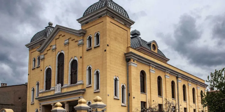 Sinagogu yakmaya çalışan saldırgan öldürüldü