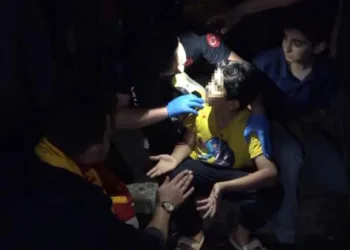 Kutlamaları izleyen küçük çocuğa araba çarptı