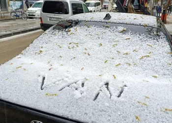 Van’da etkili olan dolu kışı aratmadı