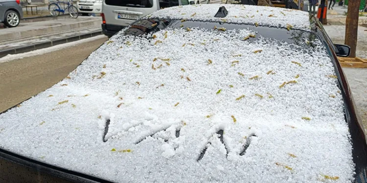 Van’da etkili olan dolu kışı aratmadı