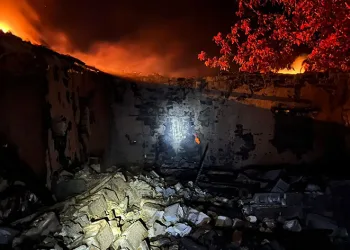 Yangında ev, samanlık ve ahır kullanılamaz hale geldi