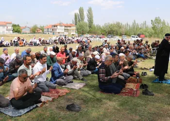 Kurak geçen havalardan dolayı yağmur duasına çıktılar