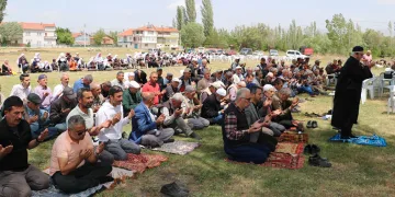 Kurak geçen havalardan dolayı yağmur duasına çıktılar
