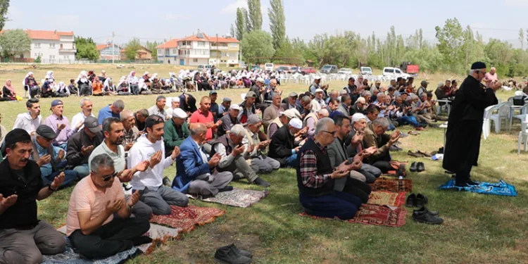 Kurak geçen havalardan dolayı yağmur duasına çıktılar