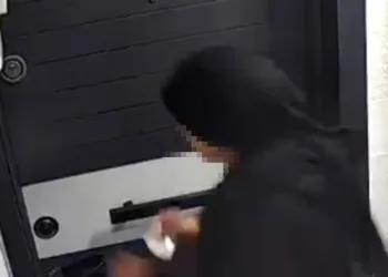 Evlerin kapılarını kartla açarak hırsızlık yaptı