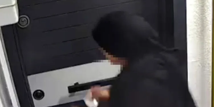 Evlerin kapılarını kartla açarak hırsızlık yaptı