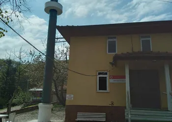 Minaresi olmayan camiye petrol varillerinden minare yaptı