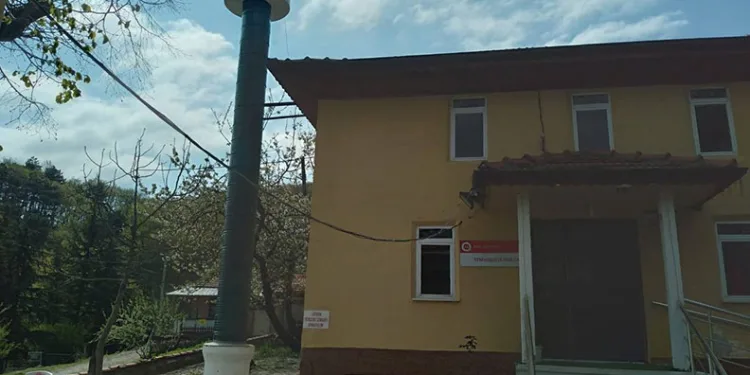 Minaresi olmayan camiye petrol varillerinden minare yaptı