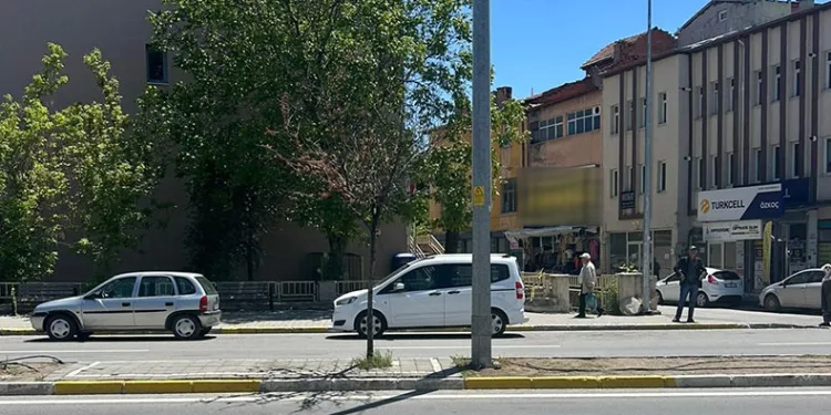 Tartıştığı eski eşini ve babasını vurdu