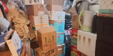 Yaşlı kardeşlerin evinden 4 kamyon çöp çıktı