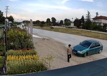 Yolda yürürken kazadan kıl payı kurtuldu