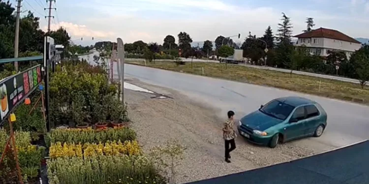 Yolda yürürken kazadan kıl payı kurtuldu