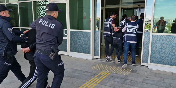 Çocuğun cep telefonunu gasp eden 3 kişi tutuklandı