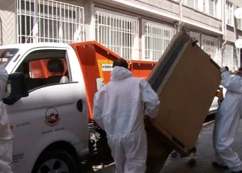 Fatih’te evden çok miktarda çöp çıktı