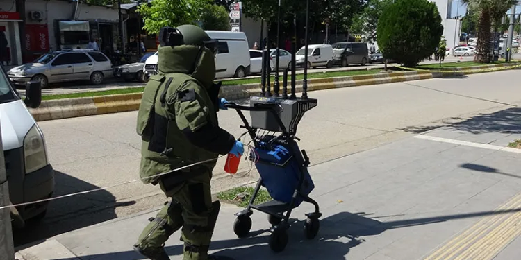 Kaldırımdaki sırt çantası bomba paniği yaşattı