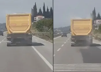 Dorsesindeki kumları yola dökerek ilerledi