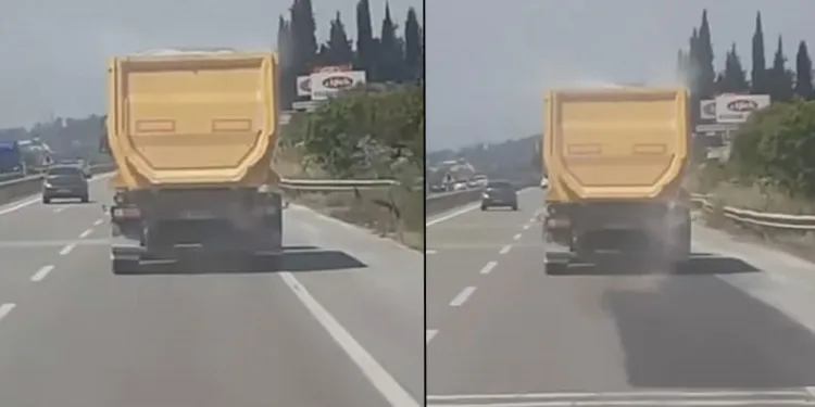 Dorsesindeki kumları yola dökerek ilerledi