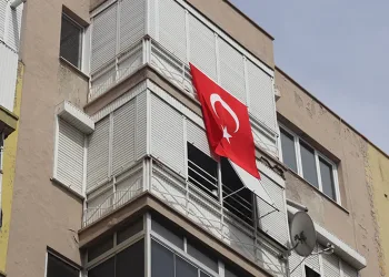 Eline ne geçirdiyse pencereden attı