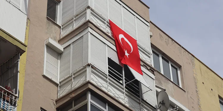 Eline ne geçirdiyse pencereden attı