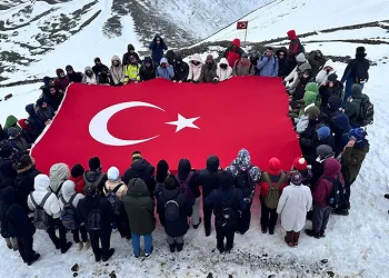 Atatürk Üniversitesi öğrencileri Palandöken’e tırmandı