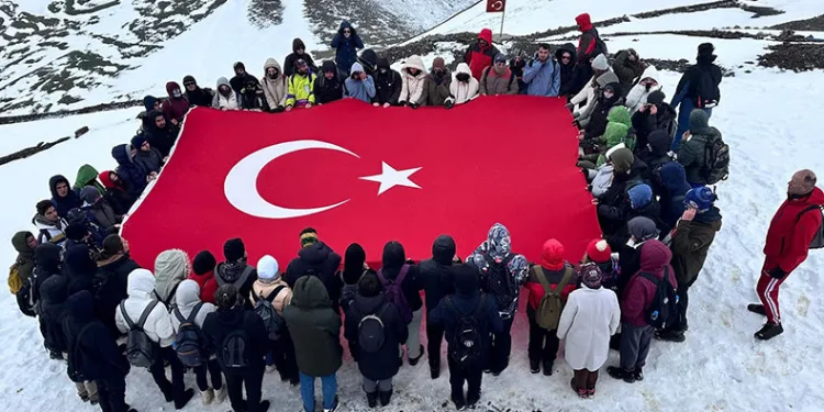Atatürk Üniversitesi öğrencileri Palandöken’e tırmandı