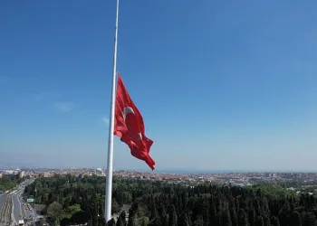 İstanbul’da bayraklar yarıya indirildi