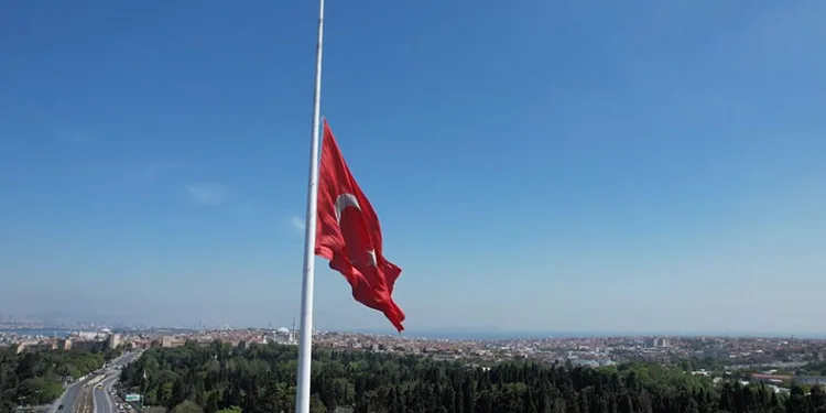 İstanbul’da bayraklar yarıya indirildi