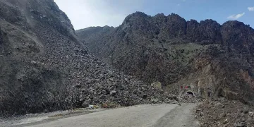 Artvin-Erzurum karayolu heyelan nedeniyle kapandı