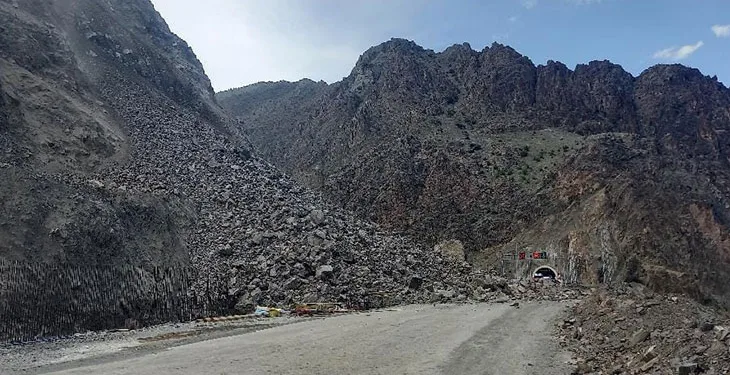 Artvin-Erzurum karayolu heyelan nedeniyle kapandı