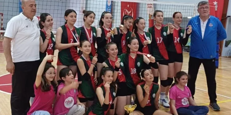 Hürriyetspor şampiyonluk kupasını aldı
