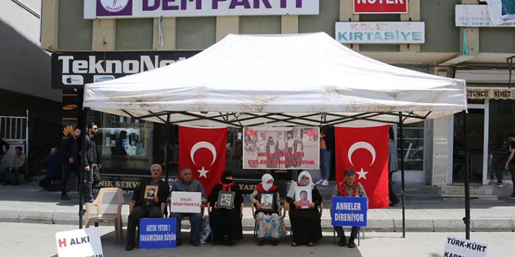 Muşlu annelerin evlat nöbeti devam ediyor